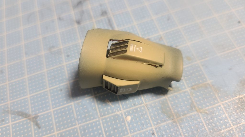 塗装も終わり最終組み立てに入ったところで、パキっという音と共に改造した補助推進器が・・・(T_T)接着が甘かったみたいですね・・・まだまだ未熟者という事ですね。サカ助にとって、過去一～二を争う位手間をかけたザクデザートタイプ！めっちゃ辛くて楽しい数か月となりました。出来上がった姿を見て、達成感半端ないですね。MSVのザクデザートタイプ、実はもう一個あるので・・・ダブルアンテナも作っちゃおうかな？等と思っています。最後までお付き合い頂き有難うございます。