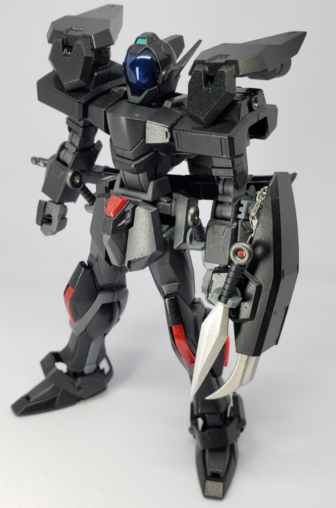 以前ジェノアスを作ったときに上半身の可動域がやたら優れていることに気がつき、これを活かせばかなり動ける格闘機体ができるのでは？と思ったのが製作のきっかけでした。主にリサイクルショップでジャンク品になっていたスタビルをミキシングしています。加えて、夜間や宇宙空間での視認性を意識して黒系のカラーリングでまとめました。
