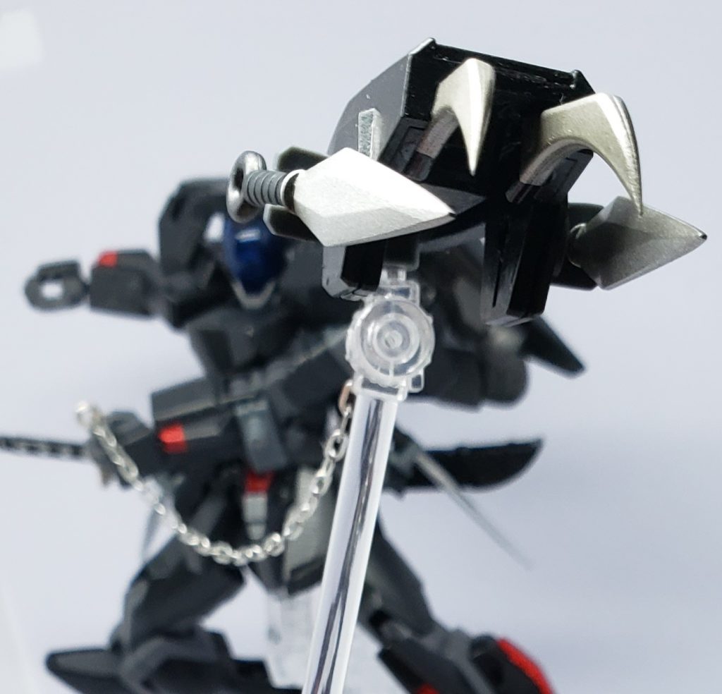 ヒートスティックの柄にチェーンを装着しているので、中距離で飛び道具のように振り回すことも可能。迂闊に寄ってきた相手がビビること請け合い！