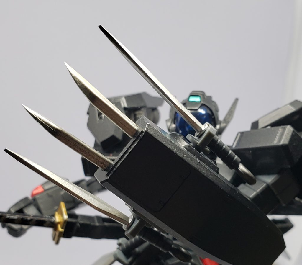 ジェノアスの独特なシールドを改造した、フロスクローシールド。100均のデンタルフロス(糸ようじ)が異常な鋭さだったので、塗装して接着。結果、恐るべき切れ味を誇る攻防一体の武装に化けました。勢いのままに切り裂くも良し、サイドのクナイで突き刺すも良し！ジェノアスらしからぬ攻撃性を見せつけろ！