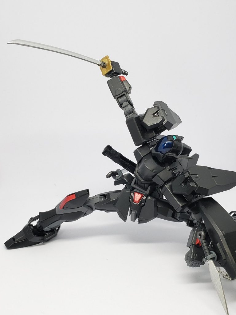 エッグい可動域を活かして、地を這うような低姿勢から斬撃を繰り出してみたり。バーニアと組み合わせての回転斬りも良さげですね。上半身の横可動がこういうところで効いてくるのが実感できます。