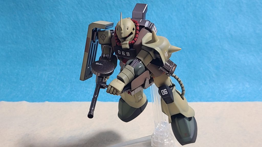 ザクデザートタイプは前期生産型で既に十分優れた性能を発揮していた。しかしパイロット達からは更なる機動力の向上を、運用面からは整備性の向上を求める声があがっていた。そこで後期生産型はバックパック下部の緊急離脱用フック部を大型スラスターに変更し、関節を見直すことで肘・膝の防塵カバーを排除する事として整備性向上と同時に摺動抵抗の低減を獲得した。また使用環境からショートバレル化されたM120AS型専用マシンガンは、中距離以上の命中精度が悪かったためロングバレルタイプが検討された。しかし取り回しの悪化が懸念され最後までその装備の必要性が問われていた。