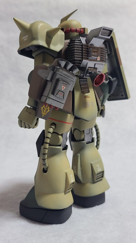 このザクデザートタイプ製作は、冒頭にも述べていますがmototti（モトッチ）さんの作品に感化されて開始したものとなります。でもそのまま真似するのも芸が無いですし、心のバイブルMSV-Rに載っていた後期生産型を作ることにしました。しかしながら自分のスキルにはちとハードル高めでして、GUNSTA参加以降一番の難関となりました。なので多くの方の作品を見ながら真似したり、参考にしてなんとか形にする事ができました。なかでも、みっつさん・ぱんきちさんの作品からは何か所かパク・・・真似させて頂きました。この場を借りて御礼申し上げます。