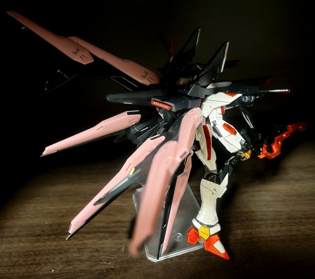 このバックパックも大きくて気に入ってます、いつかスプレー塗装ができる技術がついたら色変えて他のガンダムに合体させたいなと。