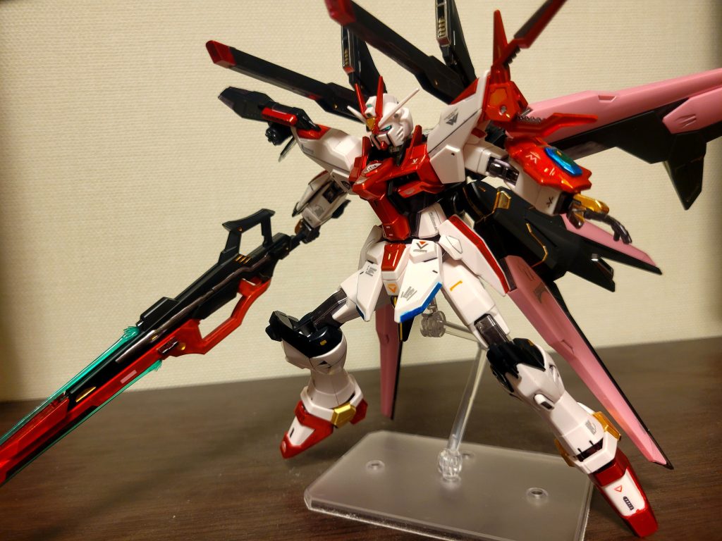 赤とピンクだけでは寂しいかなと思い、青とゴールドを少し入れてみました。