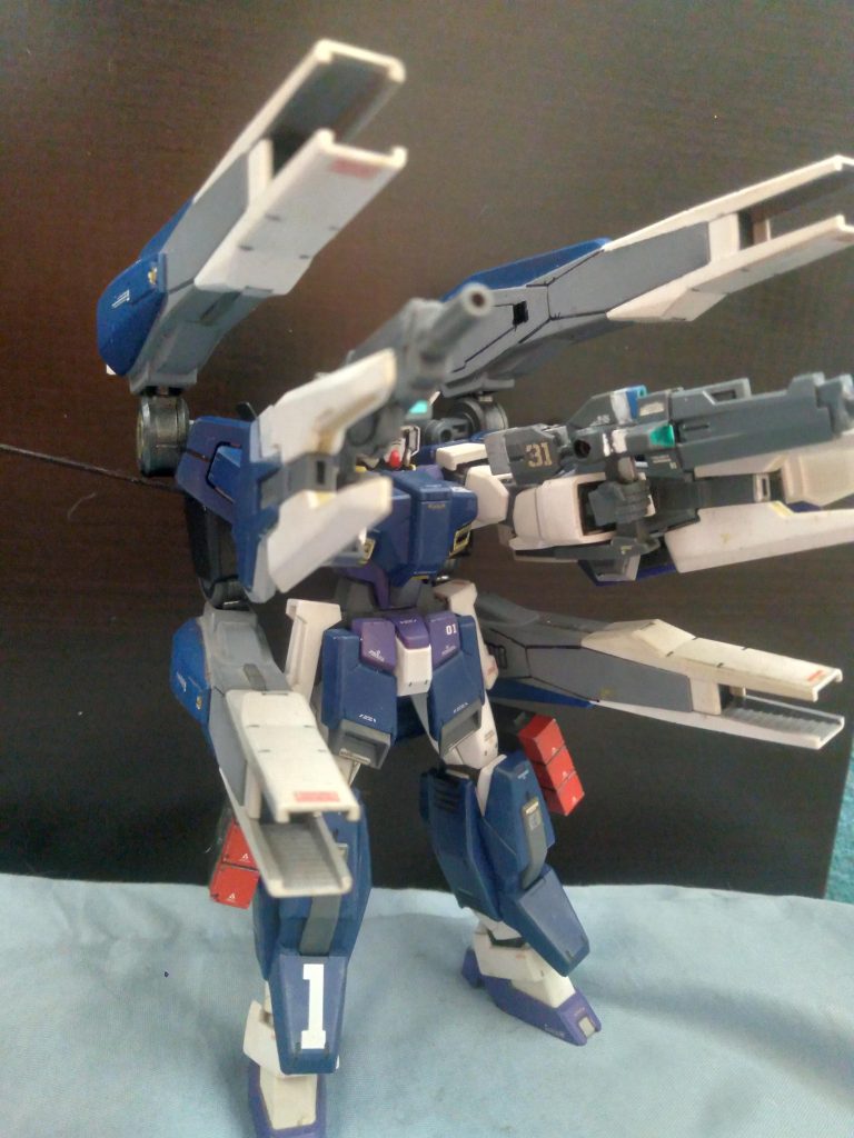 The backpack has an additional 2 of glastron launchers, making it into a quad cannon. 30MM missile pods are on the legs.
