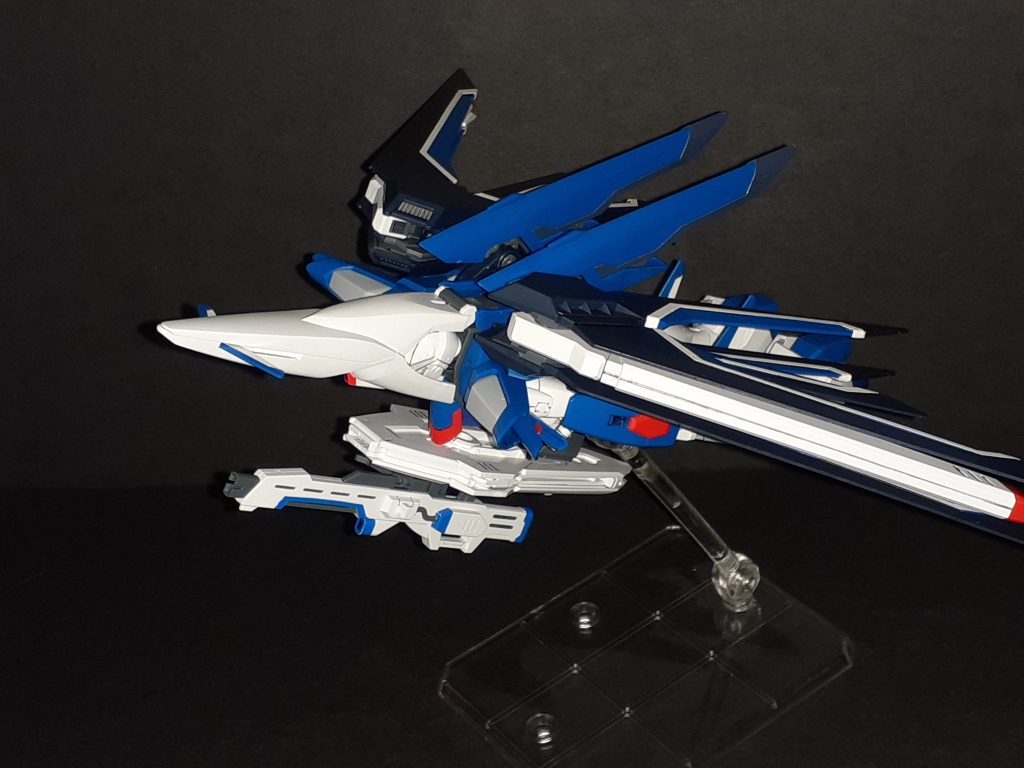 シールドとライフル、セイバーガンダムみたいに左右に装着だったらもうちょっと薄く見えたのになぁと思わなくもない。正直縦に長すぎる気がする。