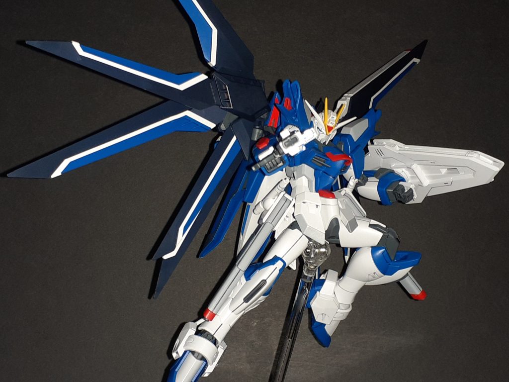 シール多いとは言いますがウイングの薄さと分割を考えると仕方がないかな、と。パーツ分けしてたらかなり分厚くなってしまうだろうし