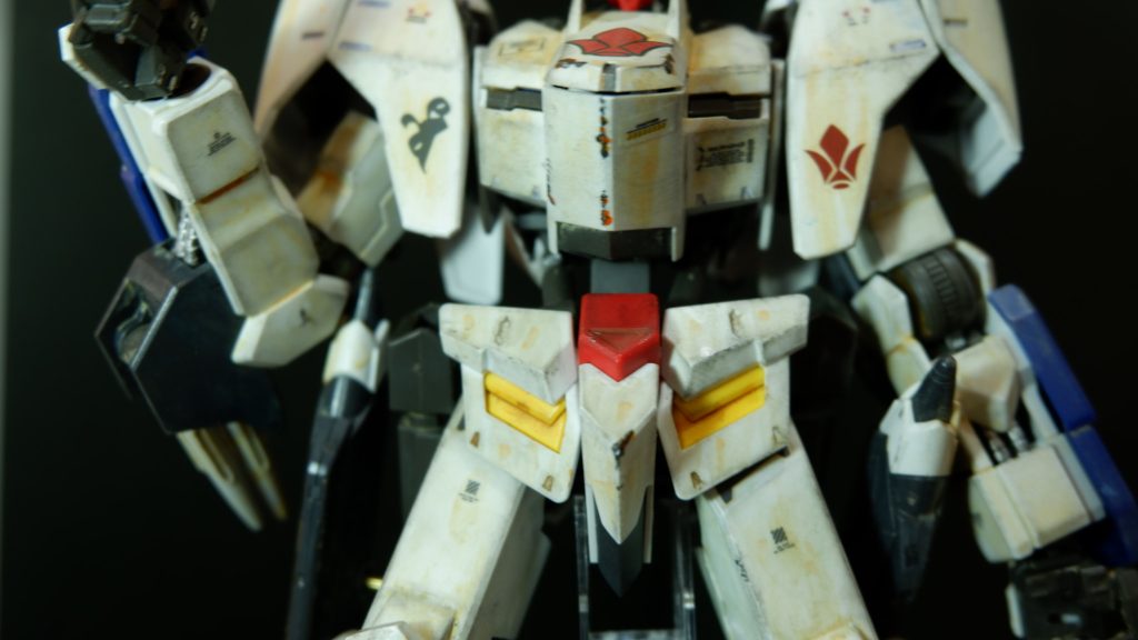 胸の装甲が傷ついて、下地が出ちゃってるのを表現したつもりですがどうです?