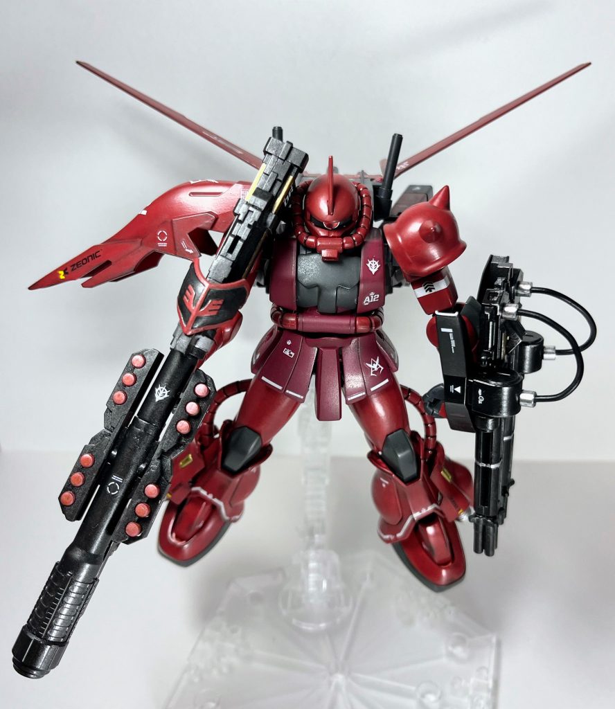 肩部や脚部にシナンジュのパーツを使用。武器はユニコーンのを流用。