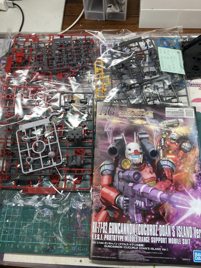積みプラとの相談で水星の魔女→Zガンダムシリーズ→ハサウェイ関連と崩していく予定が、近くに同世代が集まるとどうしてもファーストのリクエストが多くなり、今回はククルスドアンガンキャノンを使う事にしました。