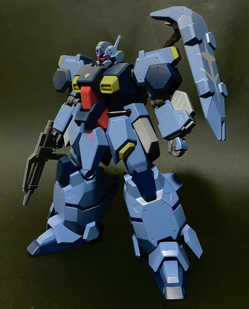 設定画よりやや彩度を落として調色しました。バイザー、センサー部はコントラストを効かせて蛍光色で塗装。