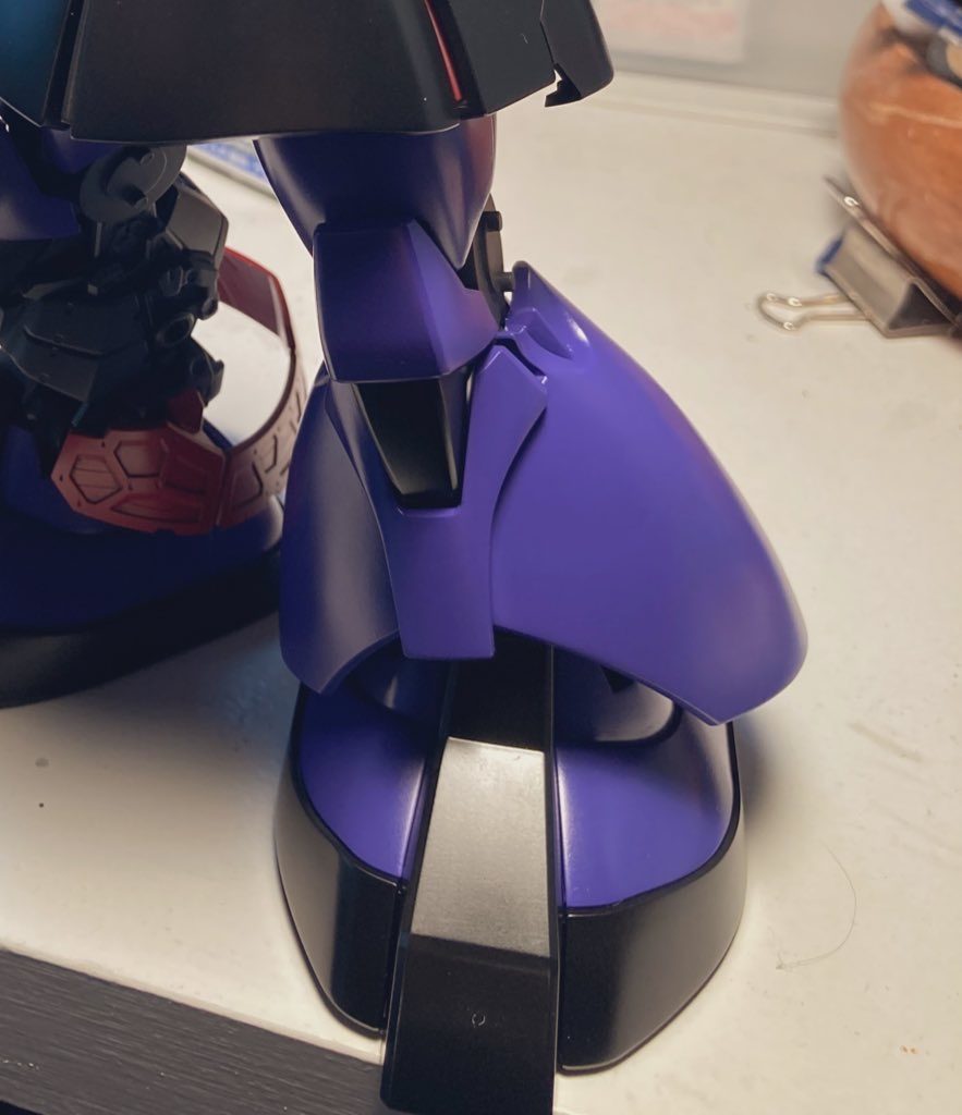 下地です。紫からの薄いラベンダー色でグラデーションをかけました。