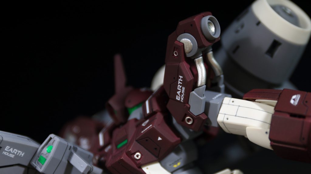 タミヤ塗料エナメルのチタンシルバーがお気に入りです。