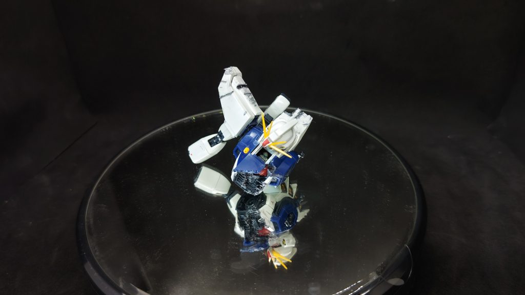 ちゃんとパイロットも乗ってます。カラーは薄緑。こちらも木星軍にボコボコにされたのでしょう。