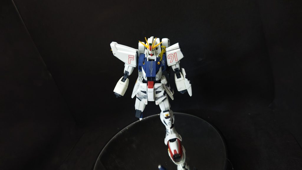 本編メインの機体です。量産型クァバーゼにボコられたという設定です。損傷率30%と本編では言ってますが余裕で越えてます…傷付けてたらテンション上がりすぎてやり過ぎた…肩に乗っているのが医療班の男です。こちらを使用した本編は👇https://youtu.be/KtVVabjQh3k