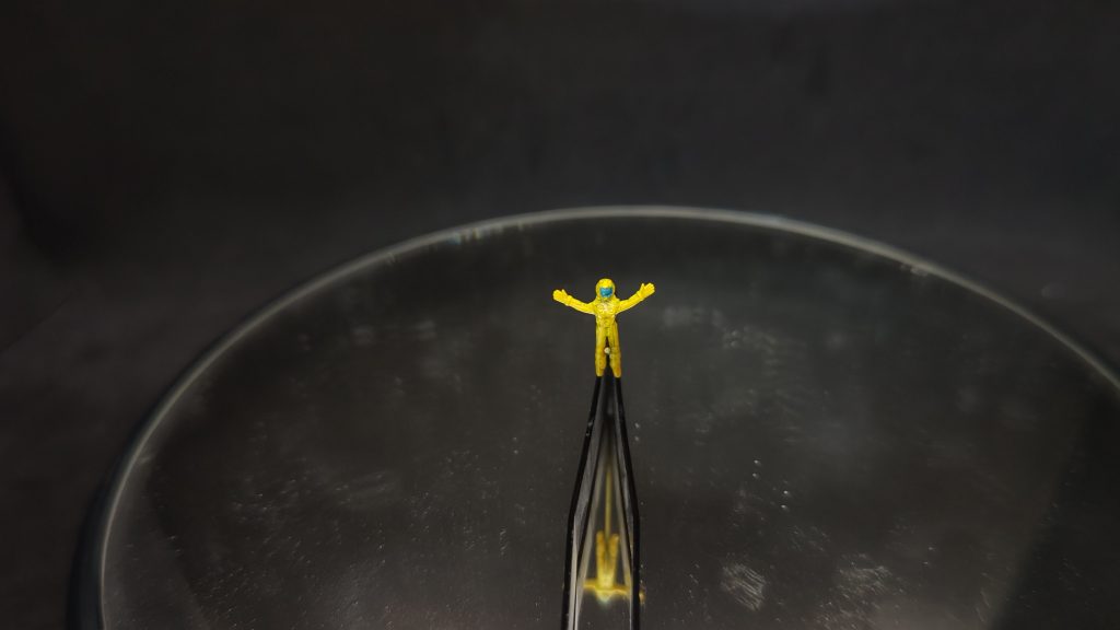 今回一番の加工。女性技士のフィギュアです。女性パイロットの手を削ぎ落とし、両手を拡げているフィギュアの手を切り離して貼っ付け、高等部を削り落として見上げる形にし、足も踵を削って折り曲げて、飛翔している形にしています。動画で解説しているので是非観て下さいまし。