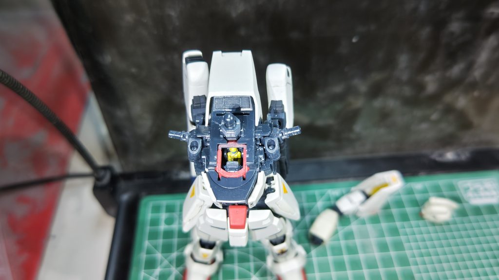 パイロットは当時スタッフの黄色で塗っています。もちろん見えないけどコックピットポッドも赤。