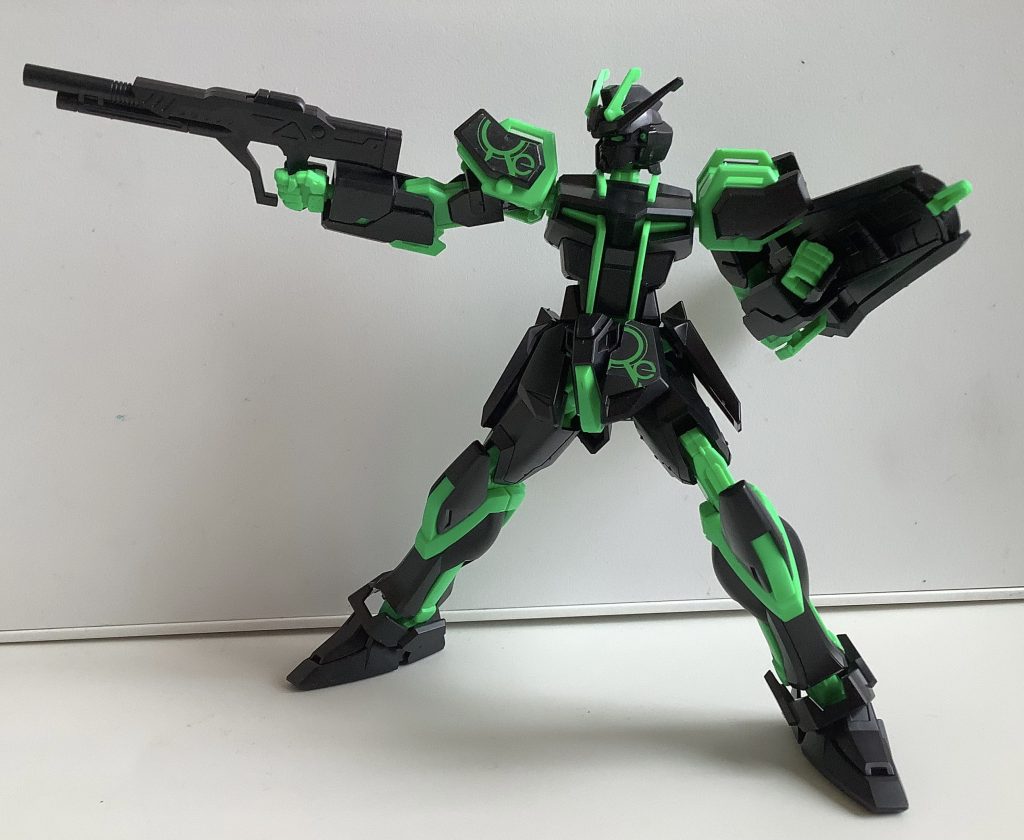 いやーかっこいいですね( ｀・∀・´)これ他のストライクと合わせたらかっこいいのでは？…また機体が思いついた。作りが同じガンプラのバリエーション機は自分オリジナル色が作れるから良いんですよね〜