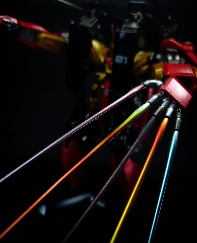 外見、機体構成はキメラの名の通り劇場版ガンダムOOのラファエルガンダムベースのティフォエウスガンダムのコア、ZとZZに登場したサイコガンダムMk-Ⅱの腕部、そして鉄血のオルフェンズに登場したクタン参型が変形した胴体と脚部ユニットと作品の枠を超えた非常にビルドシリーズらしいガンプラと言えよう。