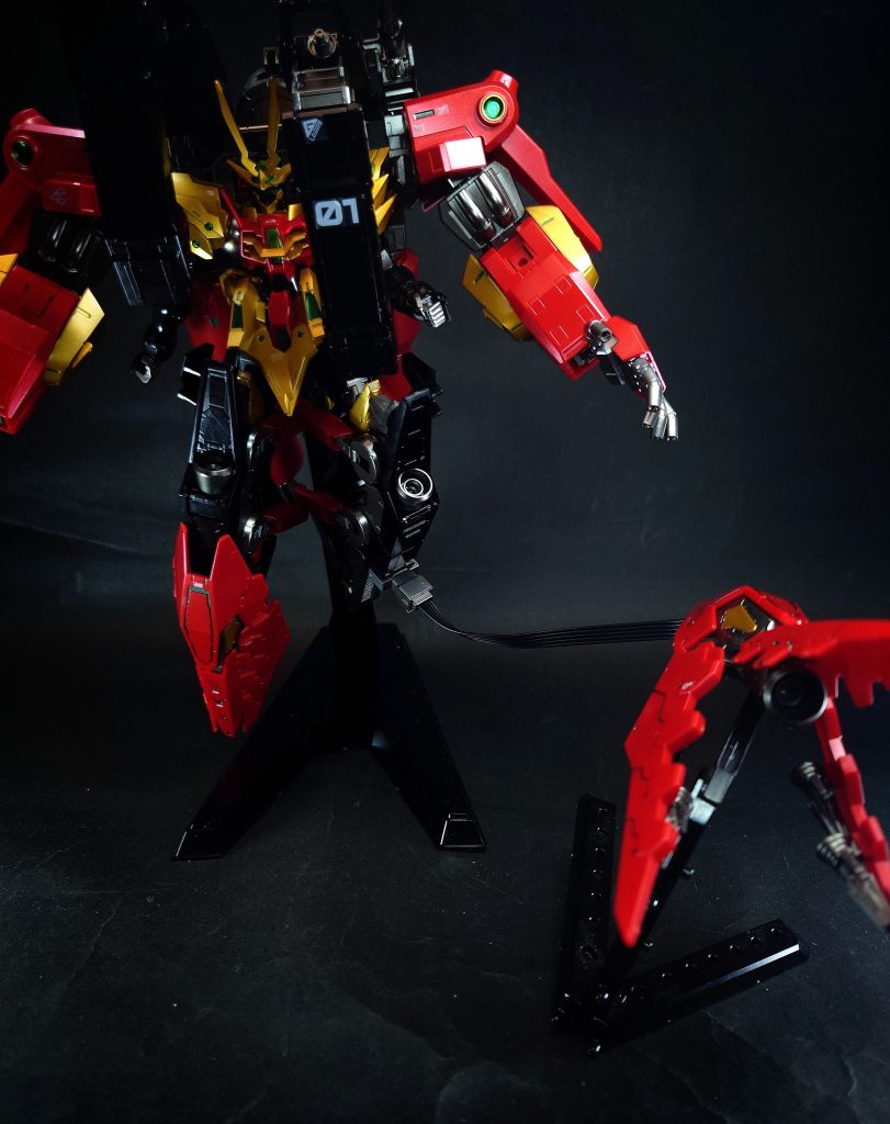 ドラゴンヘッドクタン双竜型の側面装甲となるマルチユニット。ブレスバーニアによって武装と推進双方の機能を併せ持つ。ティフォエウスガンダム・キメラ時には脚部ユニットとして機能するが、ティフォエウスガンダムの大型シールドとしても使用出来る。