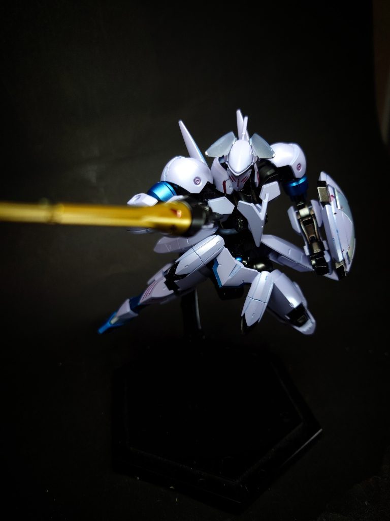 武装・必殺攻撃 ヴァルキュリアレイピアジークルーネ専用の刺突剣。剣身には希少金属が用いられており、質量を重視する武装が多数を占める時代では珍しく、貫通力に特化した性質を有する。剣身には回転機構が備わっている他、投擲武器として扱うことも可能。その威力はナノラミネートアーマーを容易く貫くほど。