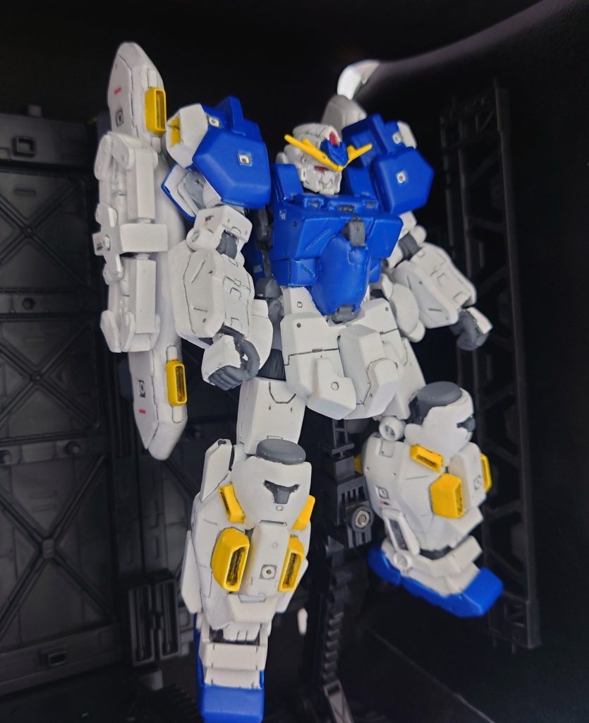 素体はHGサンダーボルト版フルアーマーガンダムを使用してます。プラ板やパテを使用し、幅拡張などをやりながら形作りました。