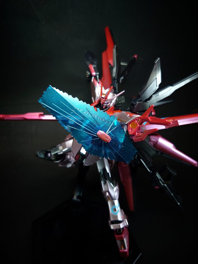 ビームシールドベース機と同様、ハイペリオンガンダムに搭載されていたモノフェーズ光波防御シールドを改良した防御兵装。