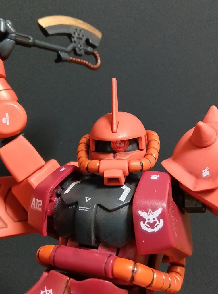 塗っては磨き、塗っては磨きで老眼ではよく見えなかったのですが写真だとふき残しがしっかり見えますね。モノアイ3Dメタリックシール2の4mmに油性の赤で色付けました。大きすぎですね。