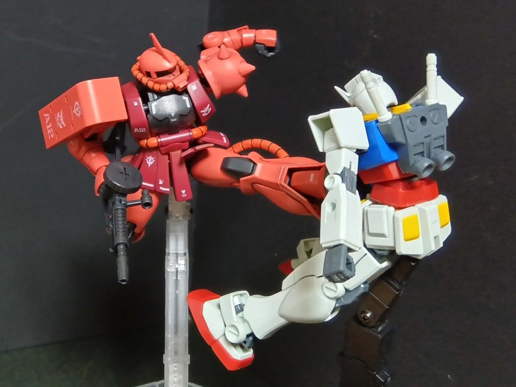 連邦のMSは化け物か・・めでたい紅白の図 これがやりたかった。EGのガンダムは素組です。