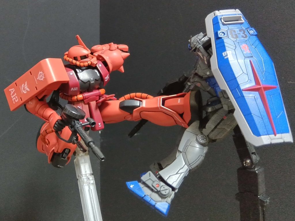 蹴ってー 下地に水生の艶消しをしたのですが、半光沢が良いとのことで、デカール後に光沢しなおしてリアルタッチマーカーでごしごしして終了しています。いろんなやり方が出てきてどれが正解かは不明ですがデカールの上からこするのは勇気がいりました。半光沢を2度塗りして厚めにしてからこすってます。剥がれなくて良かった。