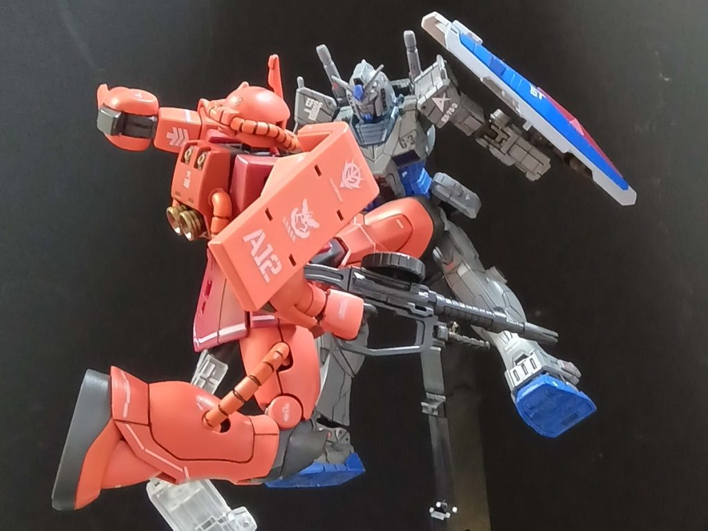 蹴ってー リアルタッチマーカー:ピンク、レッド、グレー3、ガンダムマーカー:ロイヤルメタレッド、レッドゴールドを使用しています。初めてのリアルタッチマーカーですが、匂いも無くリビングでしていても怒られないので良い商品ですね。使い方は絵を描くようにと言ってる方もおられましたが絵の才能が無い私には無理と避けてました。でもやりだすと楽しかったです。1月にプレバンのスコープドックが来るのでガンプラはお休み予定です。のんびりペースですが本年もよろしくお願いいたします。
