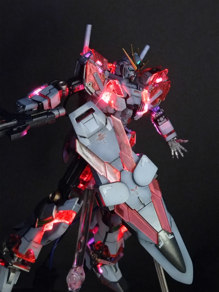 シールドは取り外し可能で発光も゙できます。