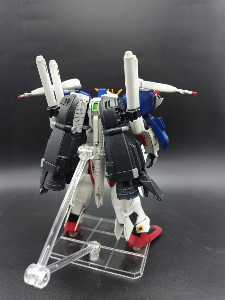 自立はできなくはないですが背中が重いです。スタンド推奨。