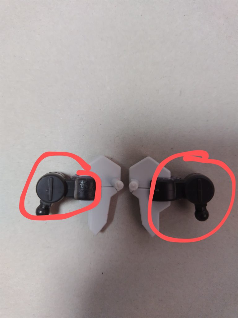 シュバルゼッテのバックパックのパーツにダリルバルデの関節のパーツをニッパで加工して可動するパーツに接着してます