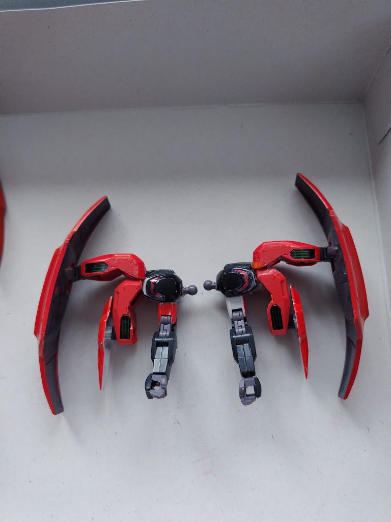 シュバルゼッテの肩にダリルバルデの肩をニッパー加工して瞬間接着材でくっつけました