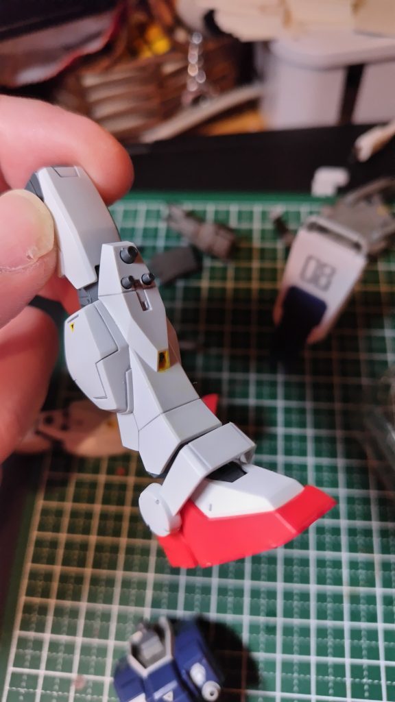 足の黄色い部分に悪戦苦闘。筆も安物を使っているので細かいところは難しい。