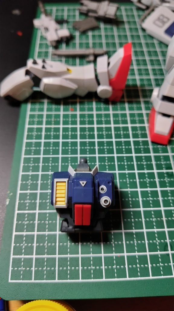 胸の白い部分も水性塗料の筆塗りは厳しい。雑な仕上りですが、諦めました。