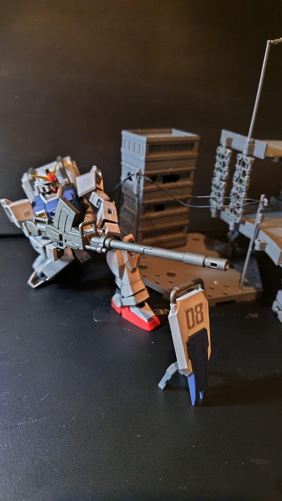 陸戦型ガンダムといえば、やはりこのポーズ。盾のステッカーがなかなか上手く貼れず苦戦しました(汗)。（08）