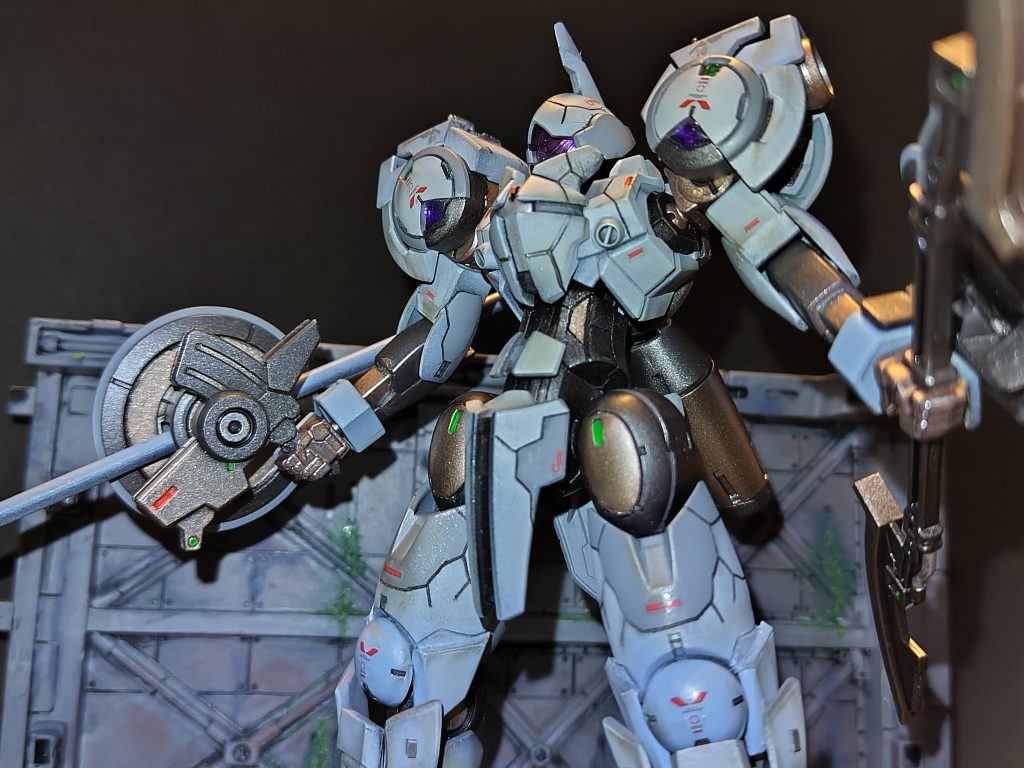 紫の肩のちょっとしたパーツはレジンできれいに補正しました。