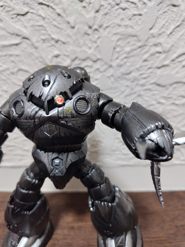 モノアイを光らせるのは絶対です。笑