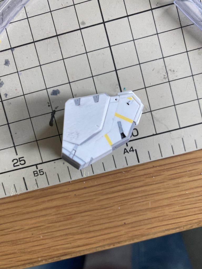 肩パーツはνガンダムのアニメ設定画に近づけるべくパーツを左下部を本体側に延長してます。まだ発動モードのラインは接着しました。
