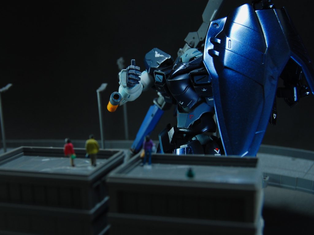 羽状のシールドはハイドラガンダムのパーツで、プリズムブルーブラックにさらに端側からプリズムパステルチェリーピンクブルーを少し吹きました。ハンドサインはサーベル一体成型の手のジャンクを削ったものです。