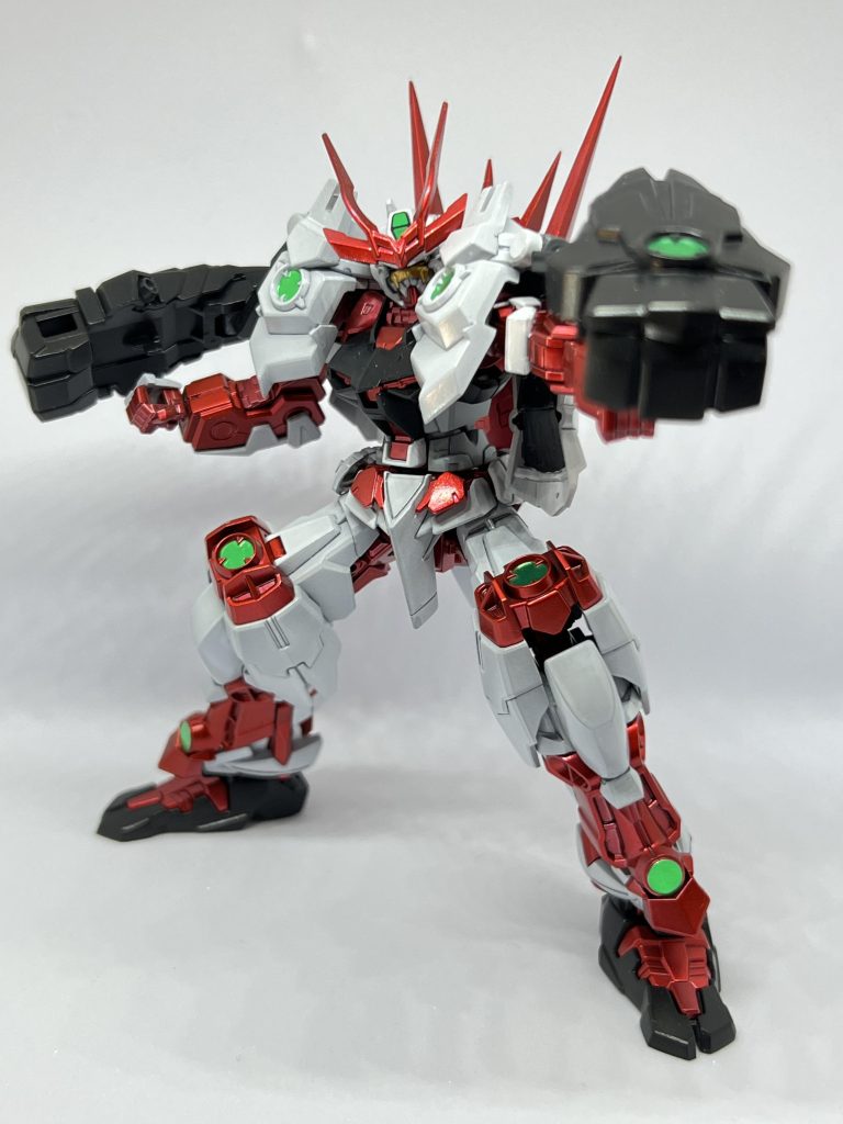 ゲーム内勝利ポーズ。正面からだと鬼面の角の肉抜きが目立っていたので埋めました。複腕のポリキャップは他キットの余剰のグレーのものに変更。爪先は設定画やゲーム内では親指側が大きいので、それに倣って親指側を大型化。