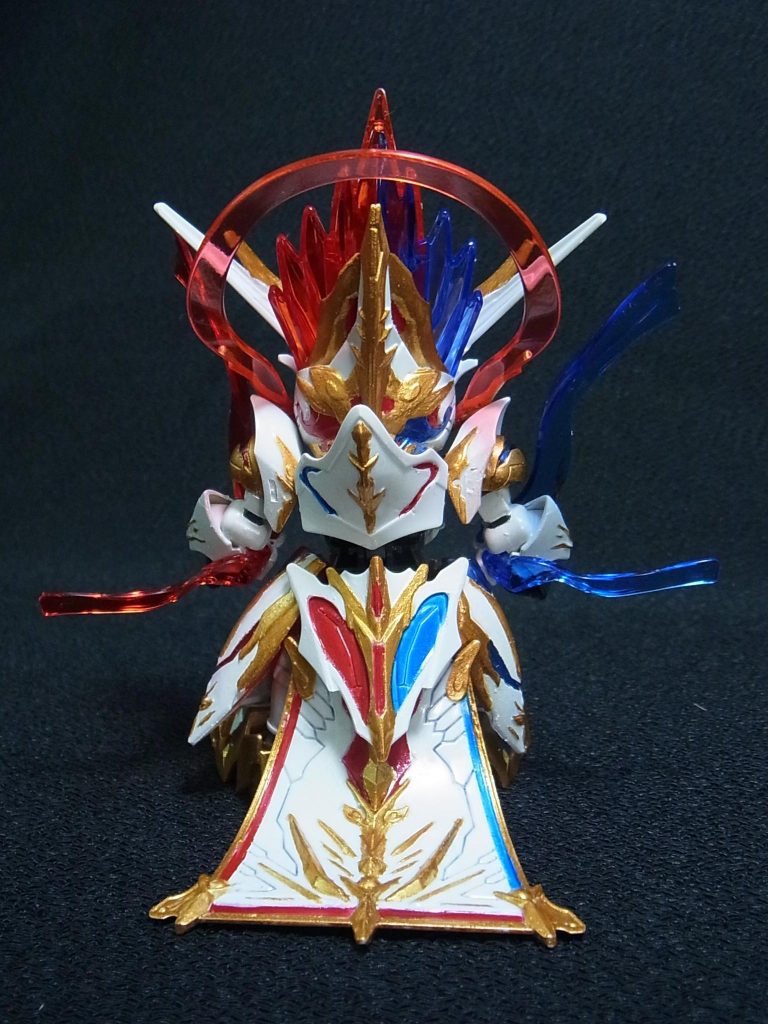 塗りやすく動かして遊びやすいですが、背中のマントが大きいのでアクションにはスタンドが必要です