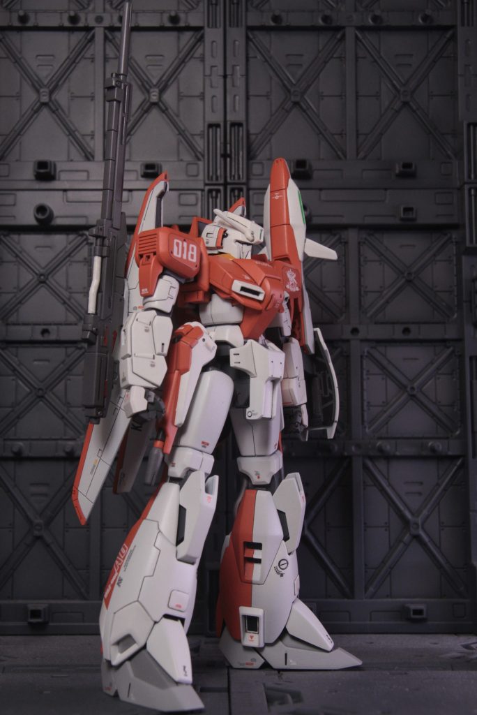 スタイルが良いキットだと思いますが、すこしだけ胴部が寸詰まりな印象だったので、胴と腰の間に1mmプラ板を挟んで延長してますそれに合わせて、上腕部パーツと肩パーツとの間に1mmプラ板挟んで延長さらに合わせて、肩の外装パーツを少しだけ下げてますこれでバランス良くなりました