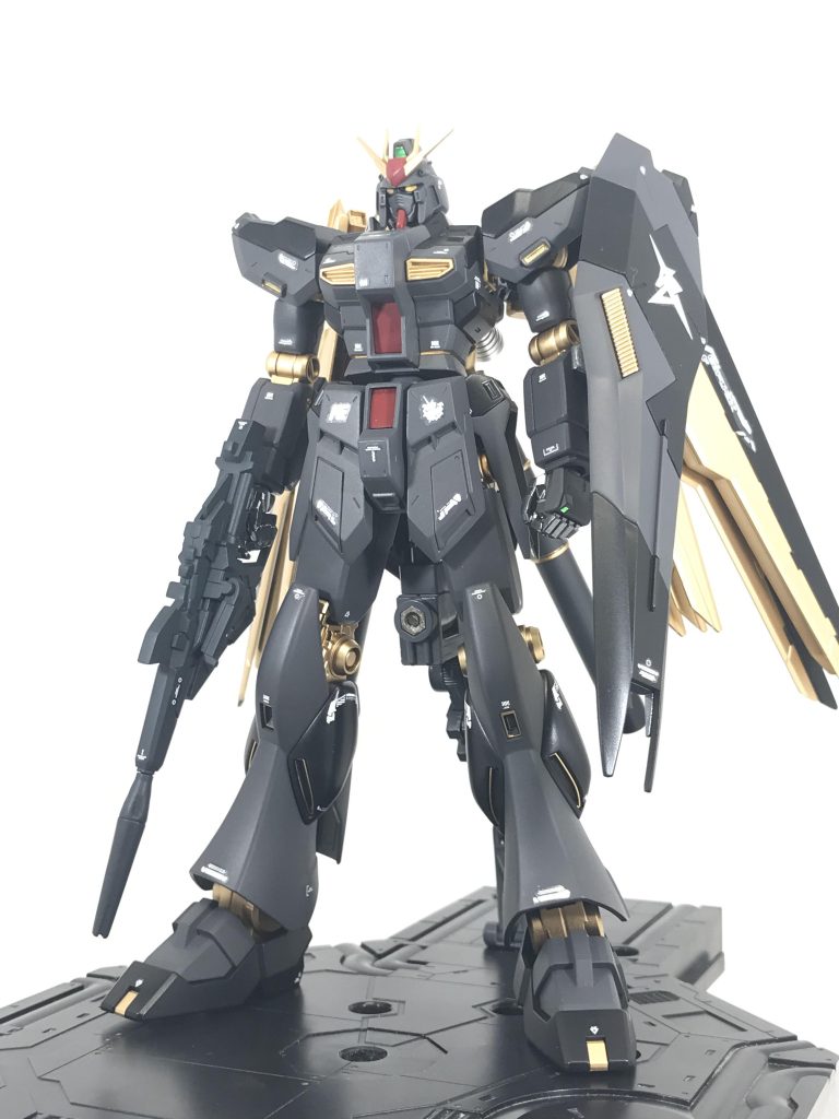 既にお気付きの方もいるかもしれませんが、脚部はEG νガンダムを流用してます。オリジナル脚部は短足でスタイルが良くないと個人的に感じてました。 違和感なくフィットしてるて思います。