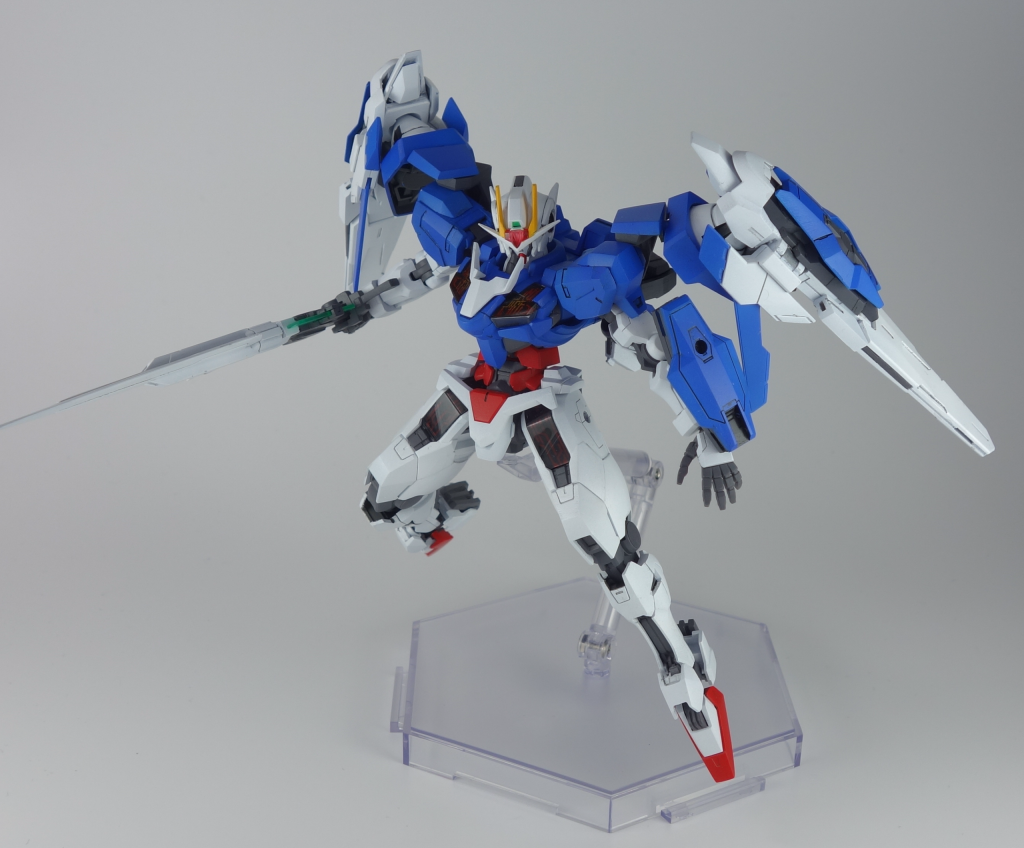 ・GNソードⅡ+収納状態ではマシンガンモード、展開状態ではソードモードとソード部分を回転させることでライフルモードへと変形。