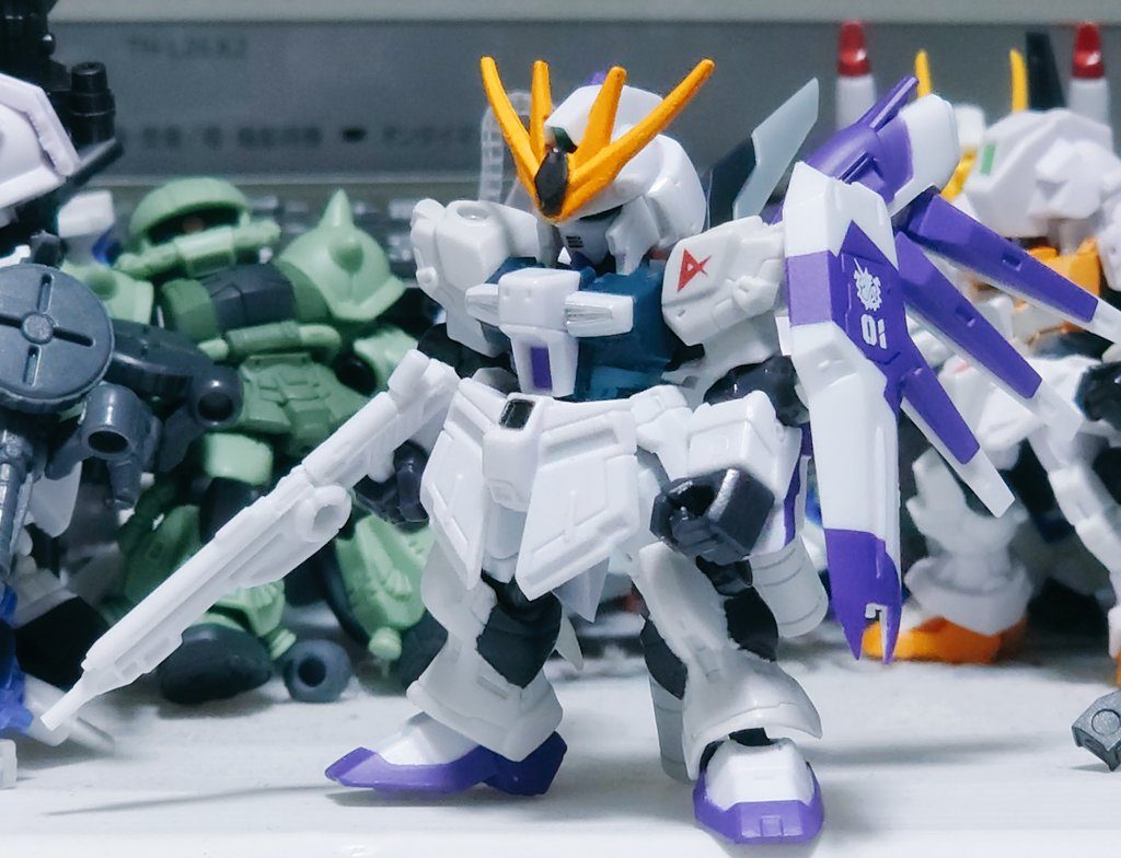 理想のプロポーションに近づけるべくνガンダムのパーツ等色々ミキシングしたものをベースにいじってます✌