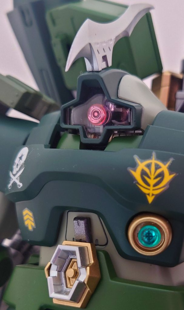 頭部には隊長機風のブレードアンテナをつけてみました。(ウルトラセブンのアイスラッガーみたいで気にいってます)ちなみに、今回初めて30MMカスタマイズマテリアル(3Dレンズシール)を使用して、モノアイやセンサー類をお手軽改造してみましたが、思った以上に似合っていてめっちゃ気に入っています。